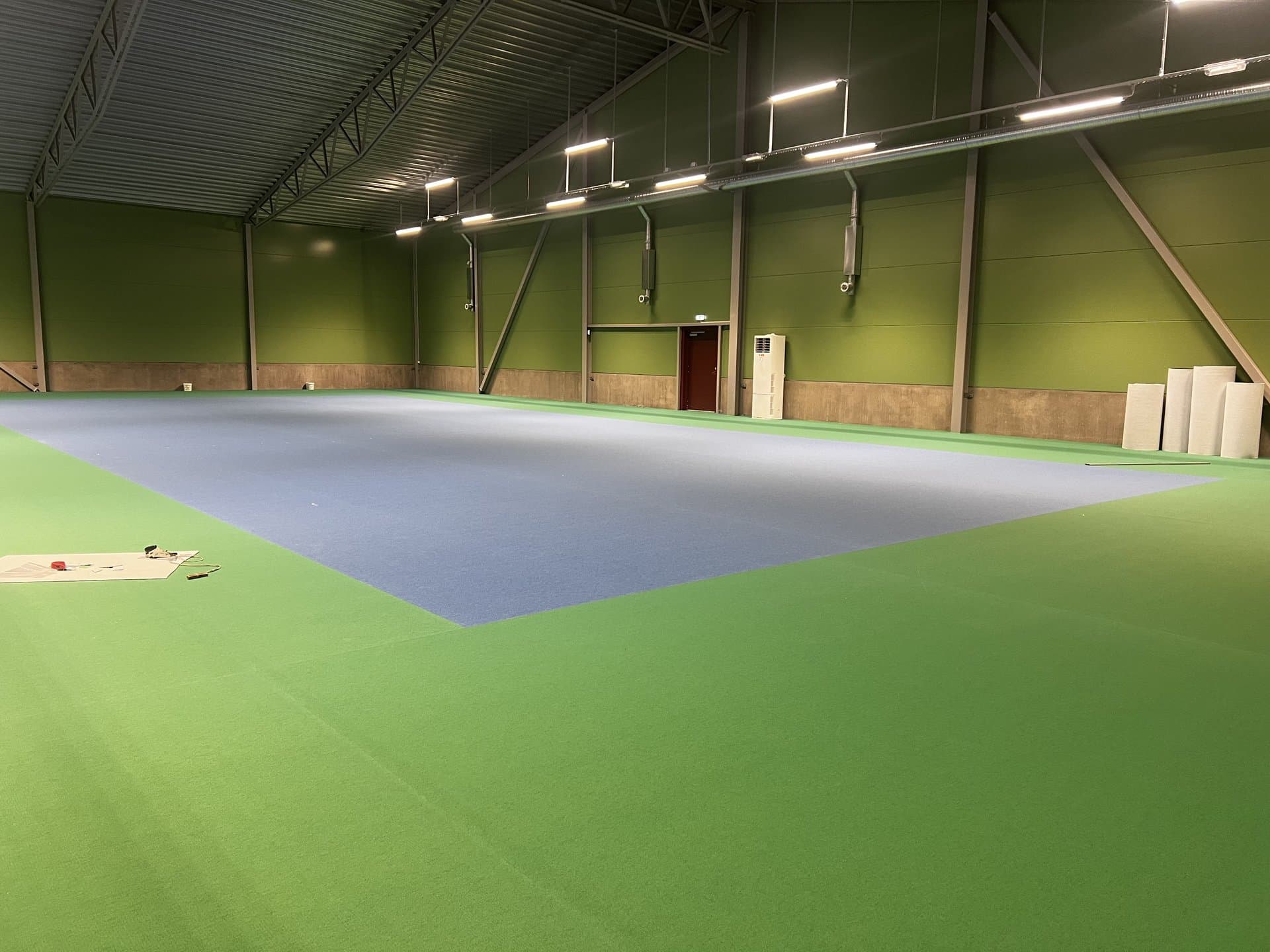 Färdig sportgolv-hall från annan vinkel — översiktsbild som visar hela installationens omfattning